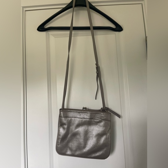 VTG Silver metallic crossbody bag with silver hardware and kiss-lock clasp - Picture 3 of 6